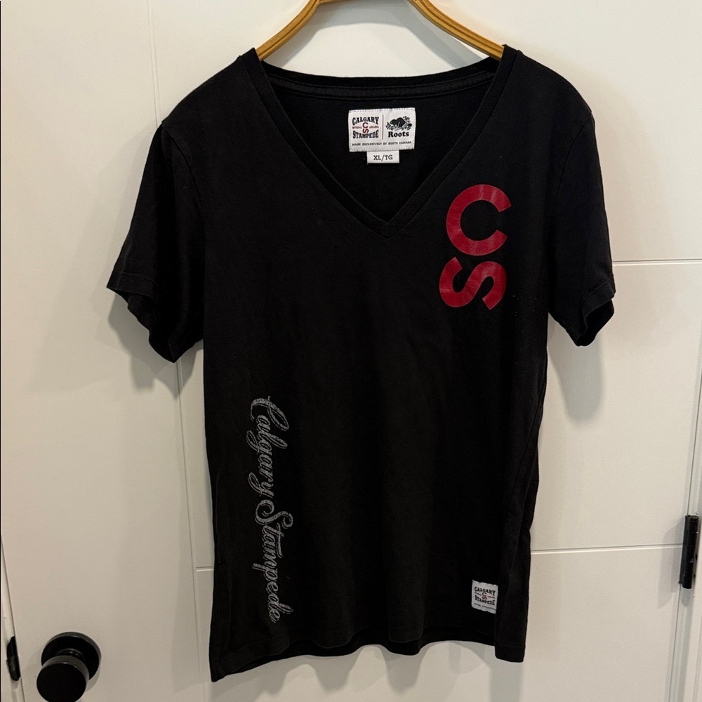 Roots Black V-Neck Tee size XL